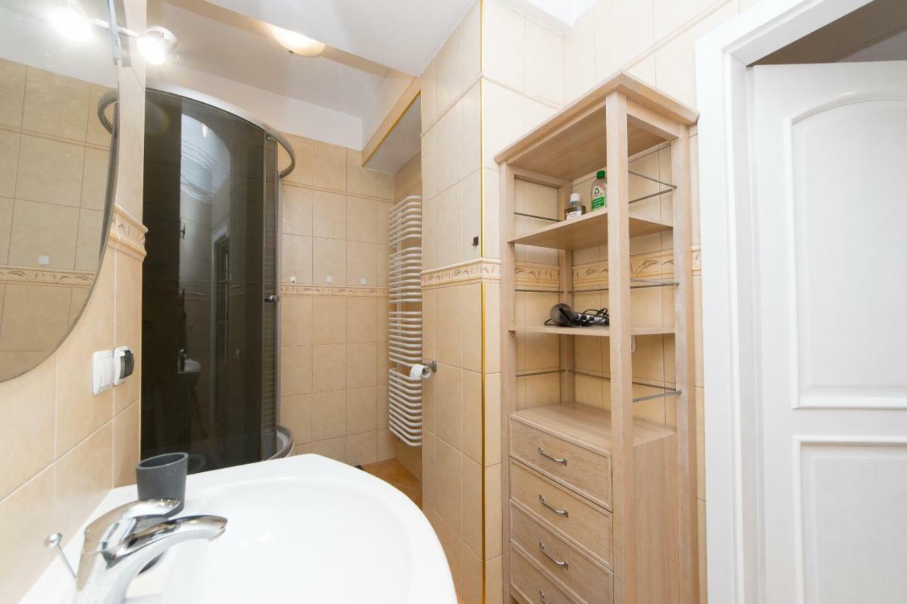 Spacious Apartment In Old Town P4You Pl Красков Екстериор снимка